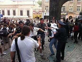 У Москві затримали 100 учасників "Білого дефіле" опозиції