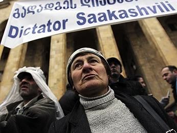 Каха Каладзе открыл многотысячный митинг оппозиции в Тбилиси