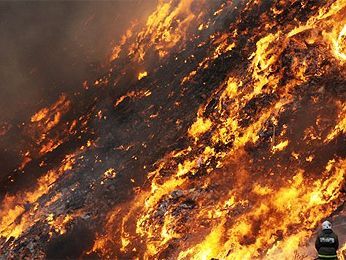 В Орлі горить сміттєзвалище. Гасять усі пожежники міста В Орлі горить сміттєзвалище. Гасять усі пожежники міста