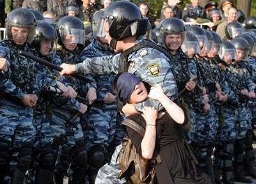 У Росії 18-річну дівчину заарештували за насильство до ОМОНу