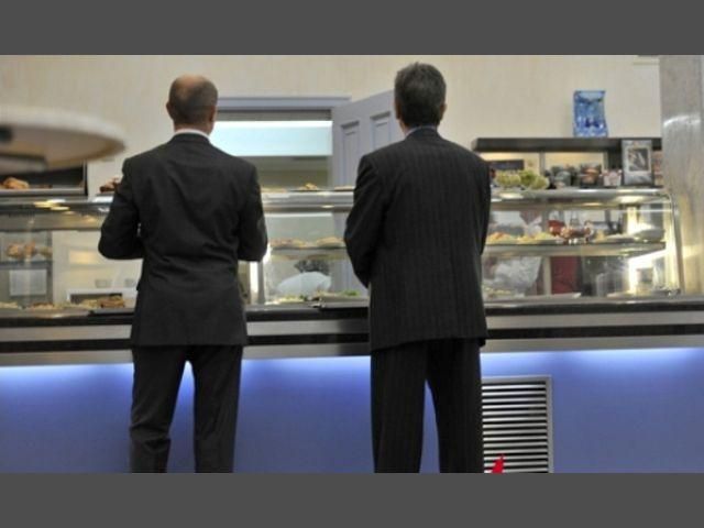 У парламентській їдальні брутерброди зі сьомгою по 8.80 У парламентській їдальні брутерброди зі сьомгою по 8.80