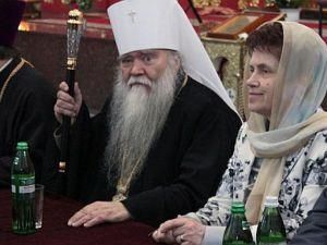 Перша леді сама вручала дипломи випускникам в Луганську Перша леді сама вручала дипломи випускникам в Луганську