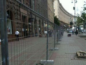 Центр Львова и Киева оградили забором. Монтируют фан-зону Центр Львова и Киева оградили забором. Монтируют фан-зону