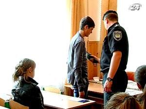 В Івано-Франківську учнів, які складали тести ЗНО, перевірили металодетектором В Івано-Франківську учнів, які складали тести ЗНО, перевірили металодетектором