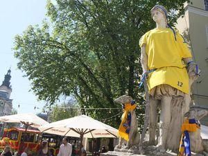 Площу Ринок у Львові частково звільнять від фанатів на ЄВРО-2012 Площу Ринок у Львові частково звільнять від фанатів на ЄВРО-2012