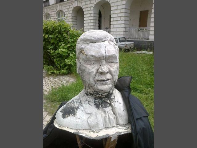 В Киеве открыли памятник Януковичу