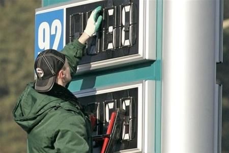 Бензин подешевшає на 20 копійок Бензин подешевшає на 20 копійок