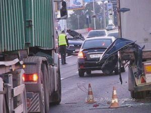 У жахливому ДТП у Києві загинула жінка (ВІДЕО) У жахливому ДТП у Києві загинула жінка (ВІДЕО)