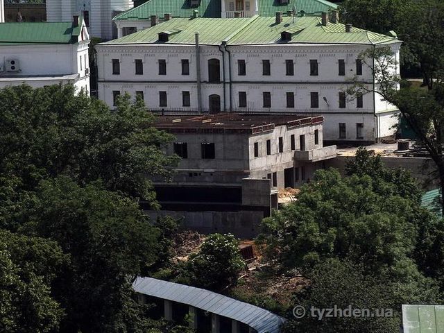 На території Лаври ведуть таємниче будівництво