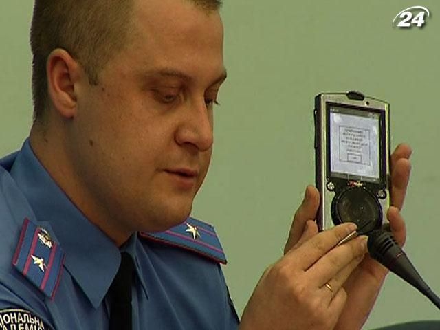 Міліціонери продемонстрували електронні перекладачі до ЄВРО-2012