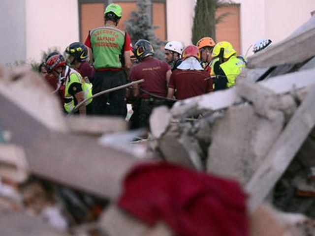 В Италии через сутки после землетрясения из-под завалов спасли женщину