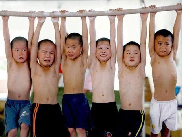 У Китаї поліція врятувала 31 дитину, яких хотіли продати