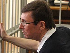 Судья пригрозил удалить Луценко из зала суда
