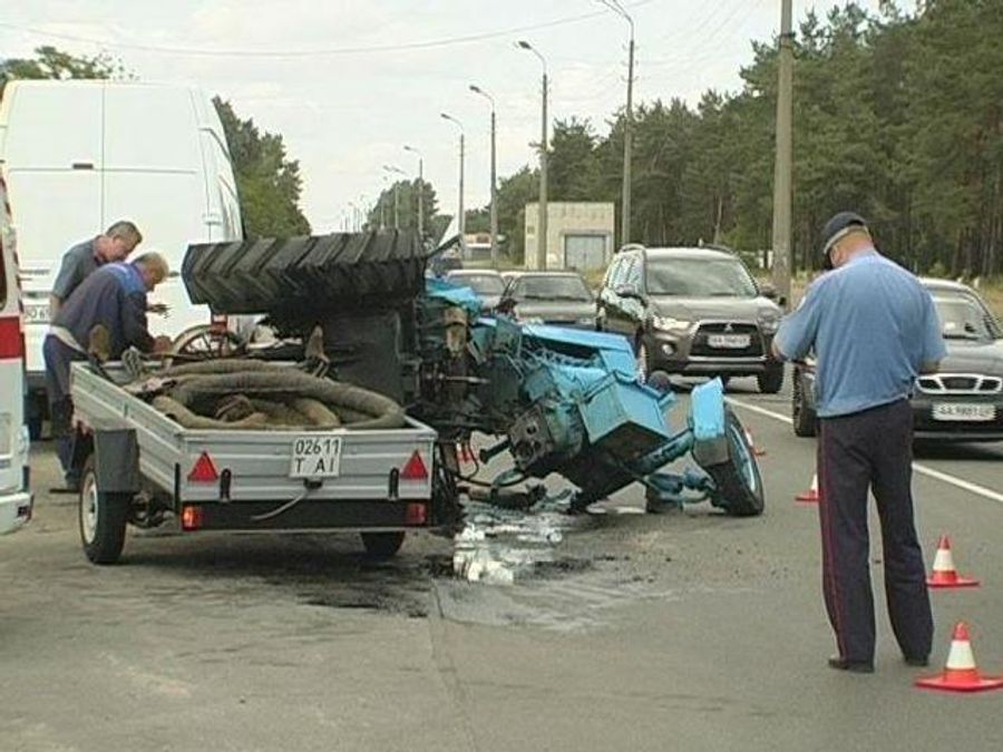 У Києві мікроавтобус збив трактор У Києві мікроавтобус збив трактор