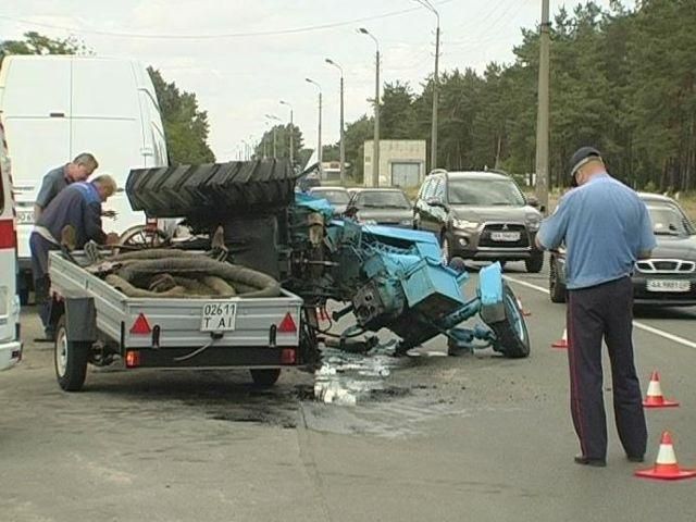 У Києві мікроавтобус збив трактор
