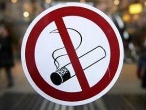 Янукович заборонив курити на стадіонах і рекламувати цигарки