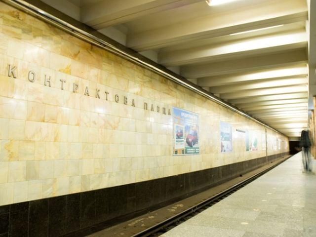 Міліція перекрила станцію метро "Контрактова площа" Міліція перекрила станцію метро "Контрактова площа"