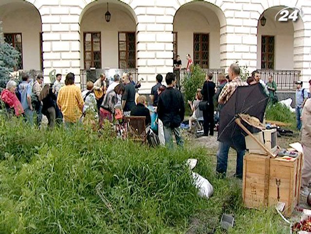 Кияни продовжують захищати Гостинний двір від реконструкції Кияни продовжують захищати Гостинний двір від реконструкції