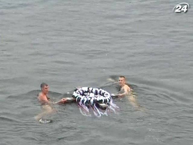 На Хортице казаки в молитвах вспомнили разрушенную Запорожскую Сечь На Хортице казаки в молитвах вспомнили разрушенную Запорожскую Сечь