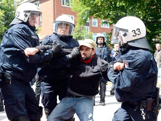 Во время шествия ультраправых в Гамбурге задержали 700 человек Во время шествия ультраправых в Гамбурге задержали 700 человек