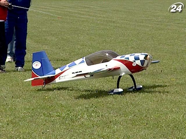 Під Києвом розпочався Міжнародний фестиваль авіамодельного спорту Під Києвом розпочався Міжнародний фестиваль авіамодельного спорту