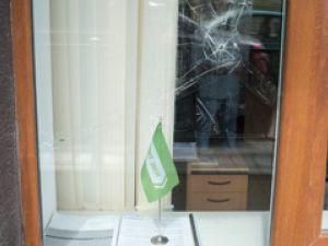 У Чернівцях обстріляли офіс "Фронту змін"