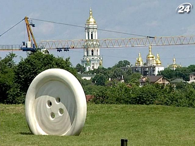 В Киевском ботаническом саду открылся фестиваль современной скульптуры В Киевском ботаническом саду открылся фестиваль современной скульптуры