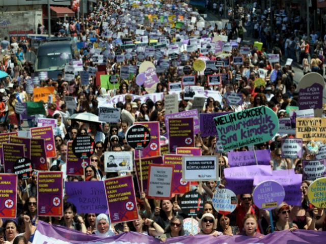 По всій Туреччині жінки протестували проти заборони абортів і кесаревих розтинів По всій Туреччині жінки протестували проти заборони абортів і кесаревих розтинів