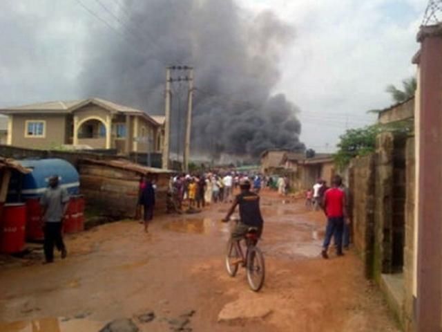 На місці падіння літака в Нігерії знайшли "чорний ящик" На місці падіння літака в Нігерії знайшли "чорний ящик"