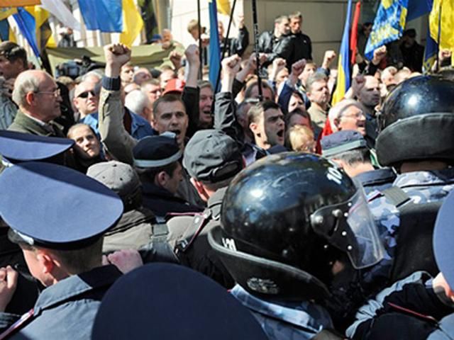 "Батьківщина": ДАІ блокує автобуси з протестувальниками проти законопроекту про мови