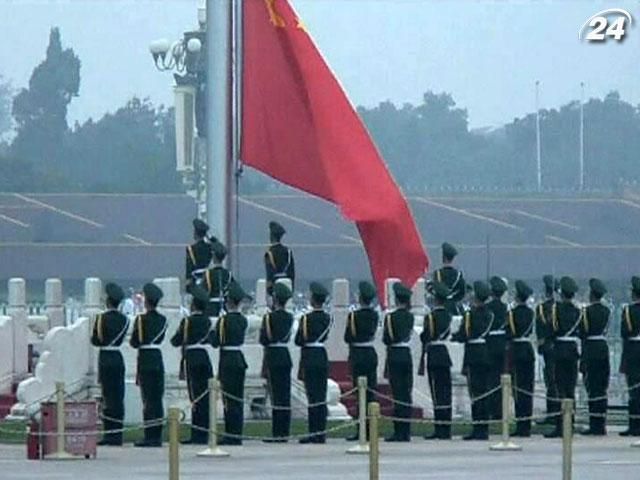 Китайцы вспоминают жертв студенческих выступлений на площади Тяньаньмэнь Китайцы вспоминают жертв студенческих выступлений на площади Тяньаньмэнь