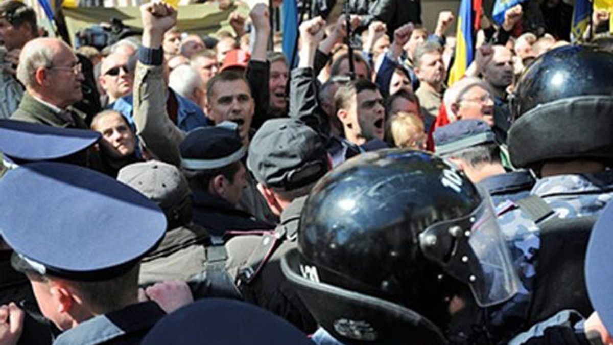"Батькивщина": ГАИ блокирует автобусы с протестующими против законопроекта о языках "Батькивщина": ГАИ блокирует автобусы с протестующими против законопроекта о языках