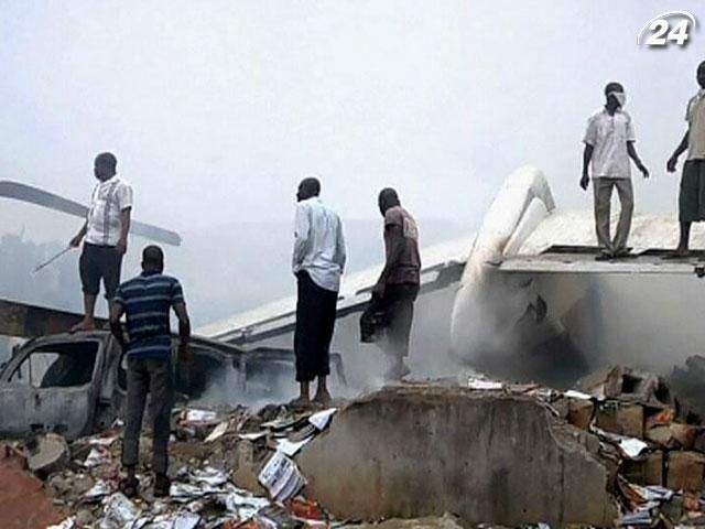 После падения самолета в Нигерии на обломки набросились мародеры После падения самолета в Нигерии на обломки набросились мародеры