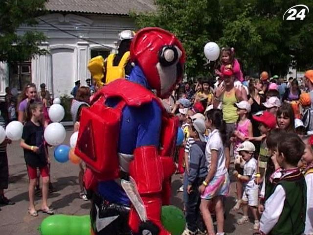 Ко Дню защиты детей Болград посетили герои мультфильмов Ко Дню защиты детей Болград посетили герои мультфильмов