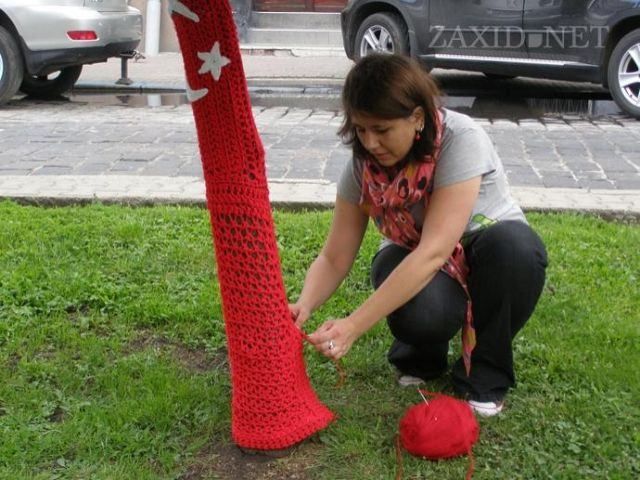 У Львові стовбури дерев пов’язали у прапори країн учасниць ЄВРО-2012 У Львові стовбури дерев пов’язали у прапори країн учасниць ЄВРО-2012