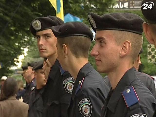 Правоохоронці оточили будівлю Верховної Ради Правоохоронці оточили будівлю Верховної Ради