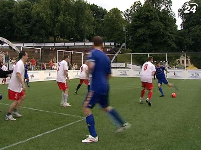 Польские дипломаты и украинские бизнесмены сыграли в футбол Польские дипломаты и украинские бизнесмены сыграли в футбол