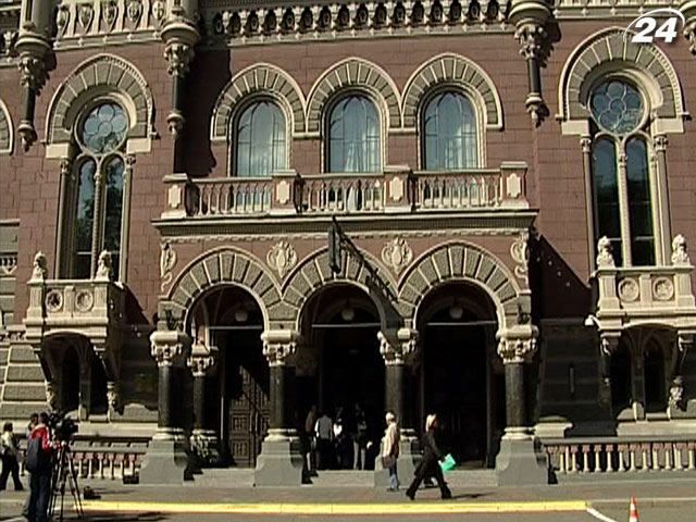 Расчеты НБУ: Гривня в отношении к доллару будет стабильной Расчеты НБУ: Гривня в отношении к доллару будет стабильной