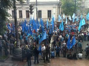 Біля стін парламенту близько 9 тисяч людей Біля стін парламенту близько 9 тисяч людей