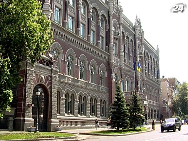 Нацбанк Украины ищет среди банкиров курсовых манипуляторов Нацбанк Украины ищет среди банкиров курсовых манипуляторов