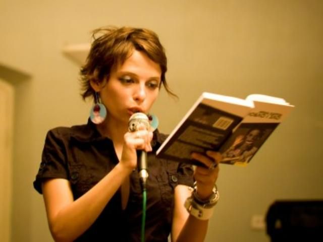 Во время акции против языкового законопроекта задержали писательницу Ирэну Карпу