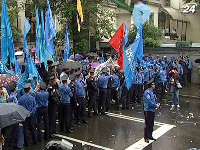 Сторонники Партии регионов не скрывают, что митингуют за деньги