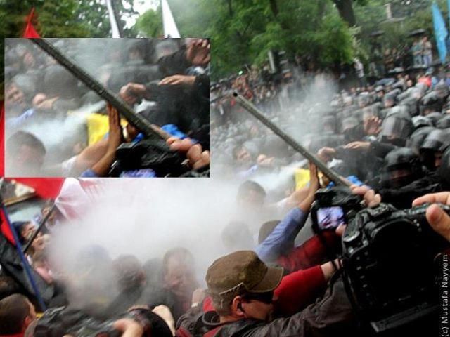 В інтернеті з’явилось фото, де видно як правоохоронці використовують сльозогінний газ
