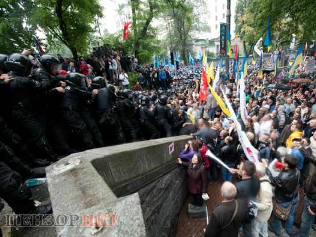 Під Радою відбулися сутички між опозиційними силами і "Беркутом" Під Радою відбулися сутички між опозиційними силами і "Беркутом"