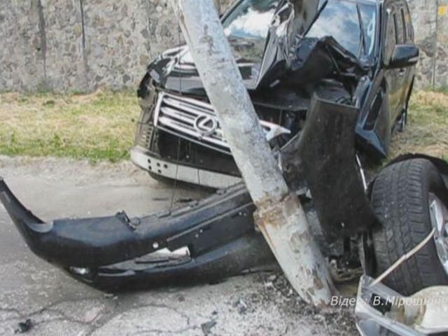 У Києві Lexus GX протаранив стовп (ВІДЕО) У Києві Lexus GX протаранив стовп (ВІДЕО)