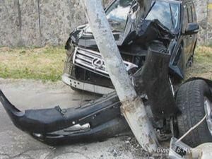 В Киеве Lexus GX протаранил столб (ВИДЕО) В Киеве Lexus GX протаранил столб (ВИДЕО)