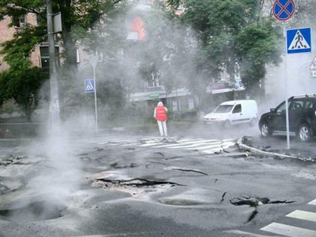 Неподалеку "Олимпийского" ​​в Киеве провалился и начал дымить новенький асфальт