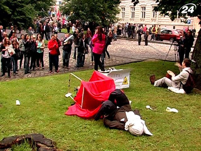 Протесты и флеш-мобы в защиту украинского языка прошли по всей стране Протесты и флеш-мобы в защиту украинского языка прошли по всей стране