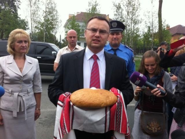 Журналистов в Межгорье встретили с хлебом и солью Журналистов в Межгорье встретили с хлебом и солью