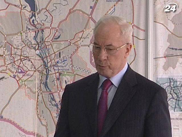 Азаров обіцяє збудувати та відремонтувати 700 км доріг